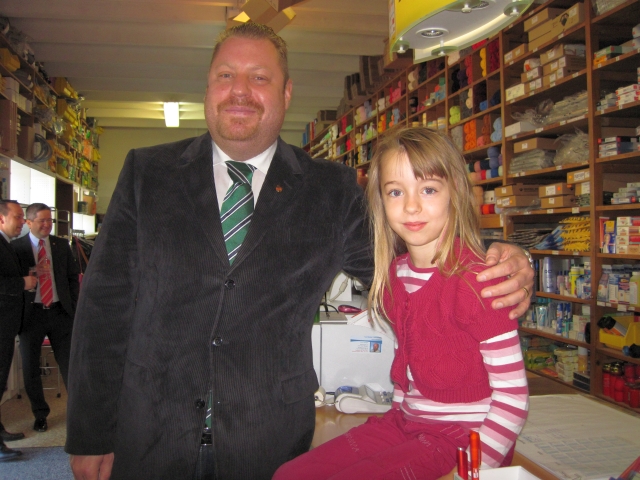 Bürgermeister Bernhard Müller mit Carina Weniger